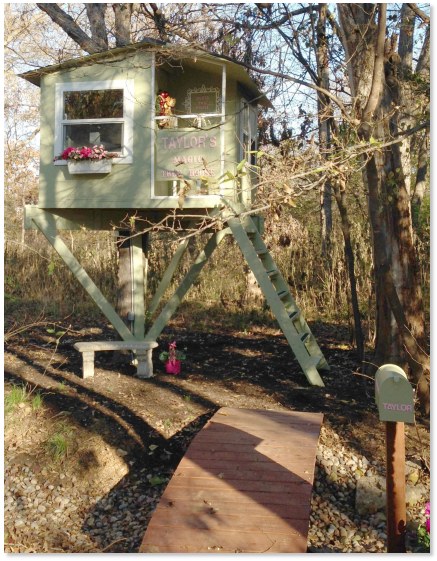 San Pedro treehouse with bridge